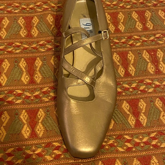 Gold cross strapped gold flats - Picture 2 of 3